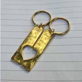 זוג מחזיקי מפתחות עם חריטה